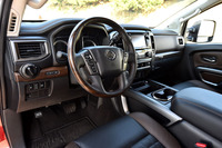 「タイタンXD」の室内。全高は約2mあり、運転席のアイポイントも高い。