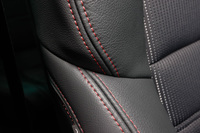 落ち着いた色調の赤いステッチにもフランス車ならではのセンスが光る。