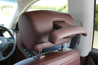 「TypeP」運転席ヘッドレストの後ろに備わる、格納式ハンガー。