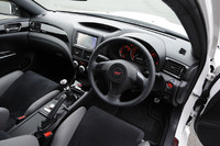 運転席まわりの様子。ピアノブラックのインストゥルメントパネルには「S206」のロゴが入れられる。