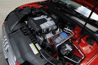 Vバンクにスーパーチャージャーが収まる3リッターV6ユニット。アイドリングストップ機構も備わる。