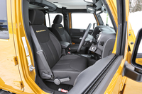 「SAHARA」のロゴがあしらわれたファブリックシート。「ラングラー」の車内は水洗いが可能で、水を外へ流すための排水栓も備わっている。
    