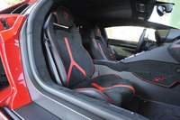 アルカンターラ張りのシートには、Y型のレザーインサートが入る。シートシェルはカーボン製。