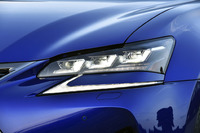 3眼のフルLEDヘッドランプを採用。