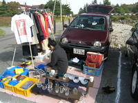 フリーマーケットは各車自由。掘り出し物も一杯。