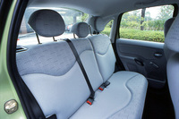 リアシート中央にも、当然ヘッドレストと3点式シートベルトが標準装備。ヘッドレストに頭をつけたときのホワンとした感触を、「素晴らしい！　これぞシトロエン」と、松本英雄は絶賛する。