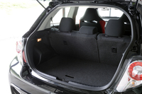 トランクルームの詳細な寸法や容量は明らかにされていないが、標準モデルから大きく機能性が損なわれた様子はない。プロトタイプの後席は分割可倒式だったが、市販型では専用の表皮を用いた軽量な一体可倒式となる予定。
    
