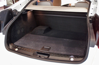 ラゲッジスペース。バッテリーがおさまるキャビン側が高く、リアエンド（写真手前）に向かってゆるく傾斜している。左奥の盛り上がった部分には高電圧システムが格納されている。