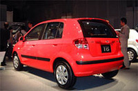 やや朱色がかった鮮やかな赤、「ヒップホップレッド」に塗られた「1.3GLS」