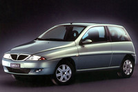 1994年に登場した初代「ランチア・イプシロン」。ピニンファリーナ出身で、当時ランチアのデザインスタジオを率いていたエンリコ・フミアが手がけた個性的なスタイリングと豊富なカラーバリエーションが特徴だった。