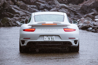 「ポルシェ911」シリーズの中で、最もワイドなショルダー部を持つ「911ターボ／ターボS」。リアの車幅は、フロントに比べて85mm広くなっている。