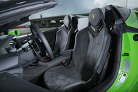 アルカンターラとナッパレザーがふんだんに用いられたインテリア。