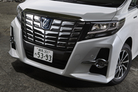 先代以上に押し出しの強いデザインとされたフロントまわり。さらに、今回試乗したグレード「SR“Cパッケージ”」には、専用デザインの前後バンパーやサイドマッドガードが与えられている。