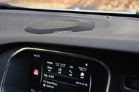 ダッシュボードの上に見えるのは「プレミアムサウンド・オーディオシステム」のスピーカー。harman/kardon製。
    