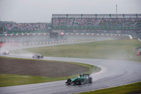 2年ぶりの日本GP出場となった小林可夢偉（写真手前）。苦しいチーム事情、遅いマシンに加え、フリー走行1回目は若手ロベルト・メリにステアリングを譲らなければならず貴重な走行時間を奪われた。さらに2回目のフリー走行ではS字でクラッシュし、旧型パーツを装着しての戦いに。そんな逆境にもめげず、予選ではライバルのマルシャを1台食って21番手、他車のペナルティーで19番グリッドからスタート。雨の決勝レースでは19位で完走した。（Photo=Caterham）
    