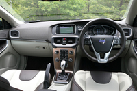 車内空間は基本的に他の「V40」とほぼ共通。メーター内のマルチファンクションディスプレイには、道路標識から読み取った制限速度を表示する機能が備わっている。