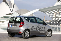 2010年秋に最初の500台が生産された「Aクラス E-CELL」。まずはドイツ、フランス、オランダを含む欧州数カ国のユーザーにリース販売され、2011年1月から、いわば“生活における実証実験”が始められることになる。