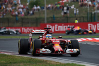 アロンソは雨とセーフティーカーを味方につけ予選5位から躍進し、今年最高位フィニッシュとなる2位表彰台。ライフの短いソフトタイヤでレースの半分近く、32周を走り切るというギャンブルを見事成功させた。昨年5月に母国スペインで挙げた勝利以来、ポディウムの頂点に立っていないダブルチャンピオンだが、シーズン前半戦に苦しんだフェラーリに弾みをつける結果をもたらした。（Photo=Ferrari）
    
    