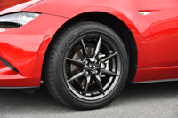 タイヤとホイールの仕様は全車共通で、195/50R16サイズのタイヤとガンメタリック塗装の8スポークアルミホイールの組み合わせとなる。
    