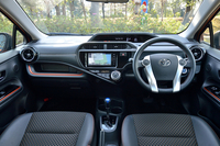 「アクアX-URBAN」のインテリア。写真は「アクセント：オレンジ」と名付けられたオプションを選択したもので、ドアパネルやオープントレイ、シートの一部がアクセントカラーで飾られる。
    