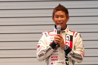 記者発表会で「GAZOO Racingチャレンジプログラム」について説明するレーシングドライバーの井口卓人選手。
    