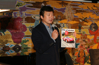 
    トークショーの司会を務めたCCCカーライフ研究所所長の堀江史朗氏。
    