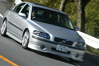 2003年のフランクフルトショーで展示された「S60 Sport」を源流にもつ2.5T Sport。「専用ボディキット（前後スポイラー、サイドスカート、リアアンダースポイラー）」「スポーツサスペンション」「バイキセノンヘッドランプ」「フロントフォグランプ」「ガラスサンルーフ」「アルミパネル」「本革スポーツシート」などを装備。ホイールも専用だ。
	 