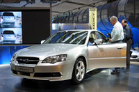 【写真上】スバル「アウトバック」、日本では「ランカスター」で売られていたもの【写真下】スバル「レガシィ」の3リッターモデル