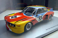 会場では、各アートカーの1/18モデルが展示販売される。写真は、アレクサンダー・カルダーの「BMW 3.0CSL」。