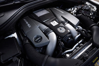 最高出力585ps、最大トルク77.5kgmを発生する5.5リッターV8ツインターボエンジン。トランスミッションには7段ATが、駆動システムには駆動力を前：後ろ＝40：60の比率で配分する「AMG 4MATIC」が組み合わされる。