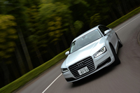 「アウディA8」の足まわりには、標準でエアサスペンションがおごられる。
    