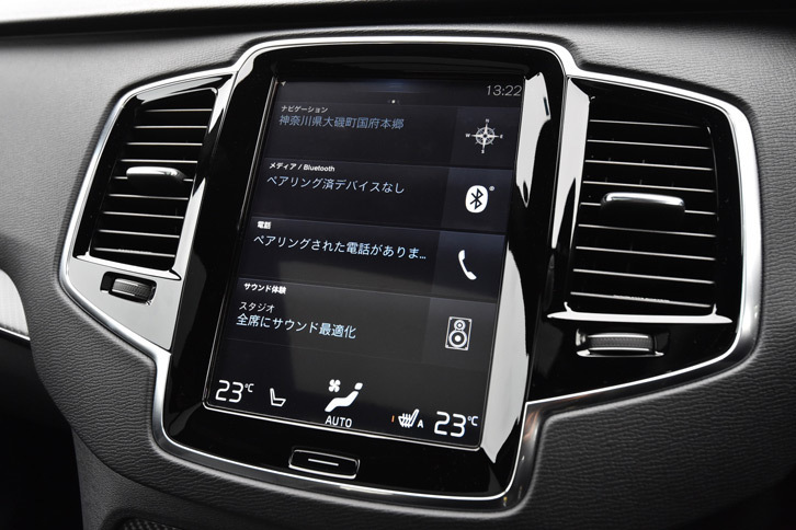 カーナビゲーションシステムやオーディオ、安全装備の設定など、さまざまな機能のインターフェイスとなっているタッチスクリーン式ディスプレイ。