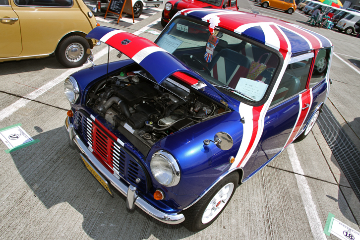 パドックで行われた“カスタム天国”と題されたカスタムカーコンテストより、「ローバー・ミニ改 軽登録ミニ」。パワートレインをスズキ製660cc直3ターボエンジン＋ATに換装、パワステやエアコンも装着している。