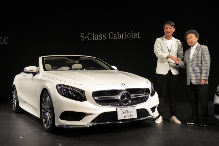 メルセデス・ベンツ日本の上野金太郎社長（写真向かって左）と、発表会に参加した写真家の篠山紀信氏（同右）。