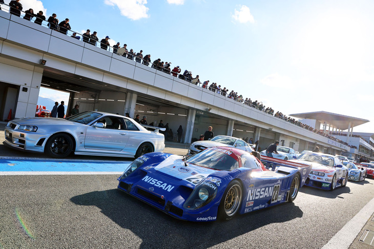 メインイベントのNISMO HERITAGE RUNに出走すべく、NISMOレーシングカーとロードカーがピットロードに整列。