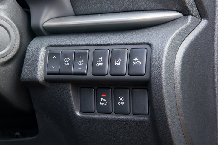 ダッシュボードの右端に備わる、ヘッドアップディスプレイや運転支援システムの操作パネル。「エクリプス クロス」には自動緊急ブレーキや車線逸脱警報、誤発進抑制制御機能など、さまざまな予防安全機能が用意されている。