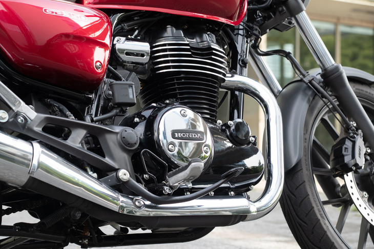 348ccの空冷単気筒エンジンは、ボア×ストローク＝70×90.5mmのロングストローク型。普段使いでの扱いやすさや力強さを重視した設計となっている。