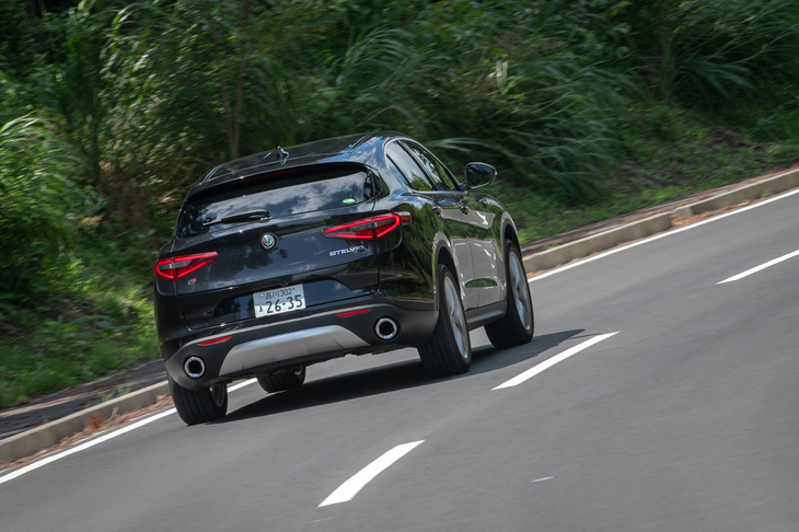 「ファーストエディション」のボディーカラーは「アルファホワイト」「アルファレッド」「ストロンボリグレー」「ブルカノブラック」の4色。カタログモデルでは、ここに「モンテカルロブルー」が追加される。