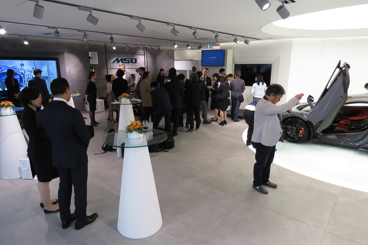 「マクラーレン麻布」の内観。