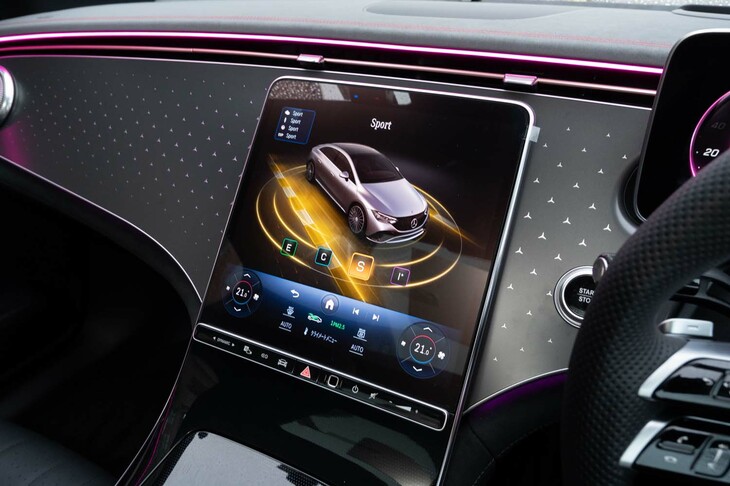 ドライブモードは「エコ」「コンフォート」「スポーツ」「インディビジュアル」の全4種類。インディビジュアルではパワートレインとサスペンション、ステアリング、ESPを個別に設定可能。