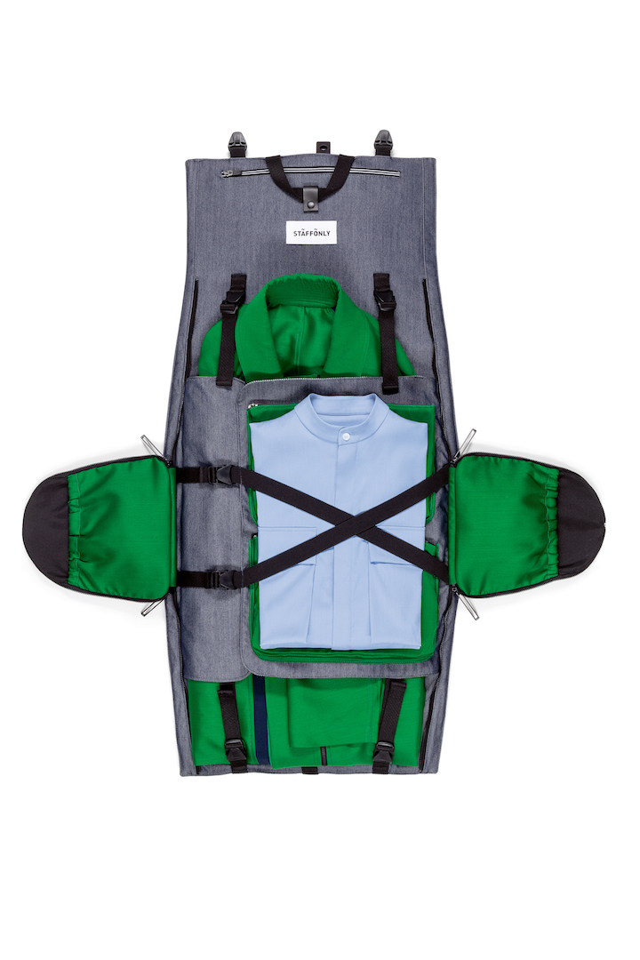 STAFF ONLYによる、アーバントラベラーに向けた提案。一見ボストンバッグのように見えて、開いてみると衣類をシワなく持ち運べるガーメントバッグになっているという仕掛け。