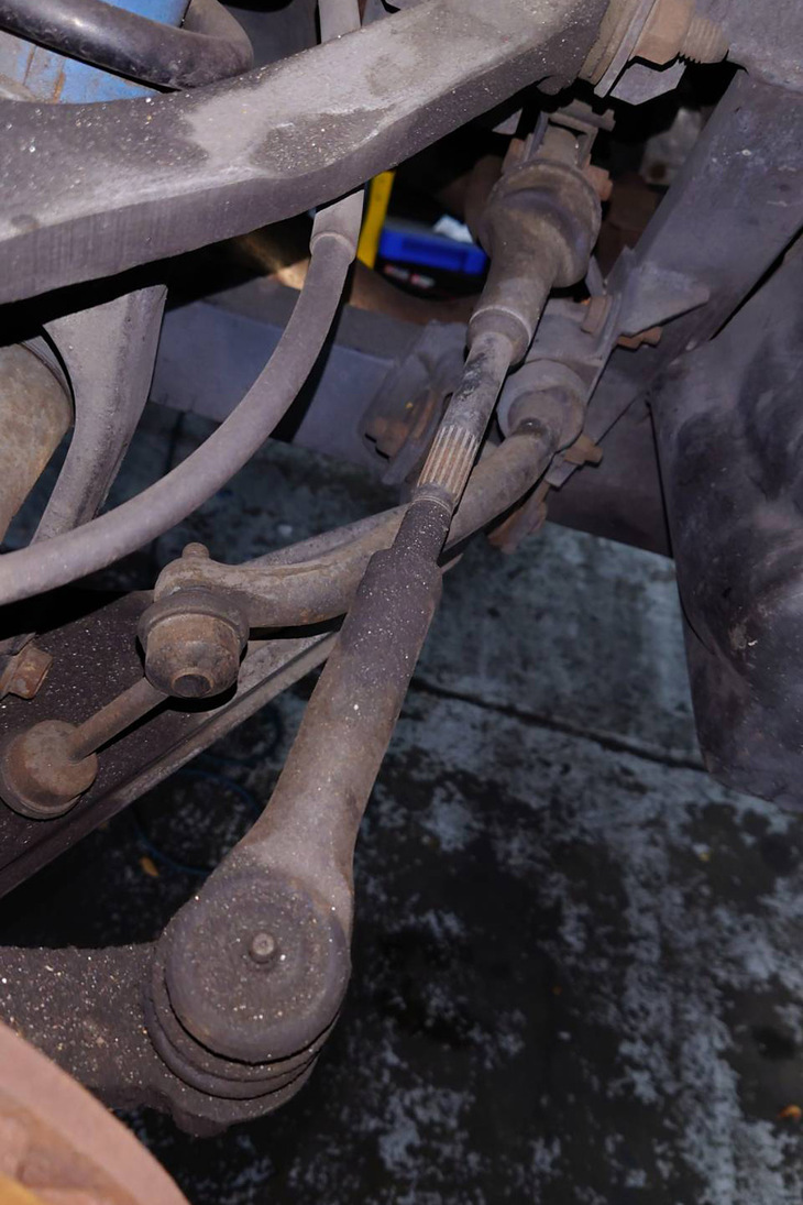 もはや部品が出てこないGen2「バイパー」のリアのインナーロッド。通常のお店なら「部品がないからもう直せません」で終わりだ。古いクルマを末永く持ち続けたいという人は、経験豊富な専門店を知っておくべきでしょう。