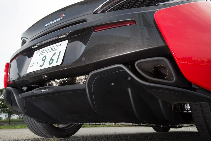 車体後方のダウンフォース増大に貢献するリアディフューザー。バンパーとのすき間に、ドライブトレインや排気管の取り回しなどが覗のぞく。