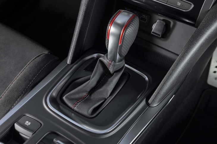 トランスミッションは、デュアルクラッチ式の6段AT。選択した走行モードに合わせてギアレシオとシフトパターンが変化する。