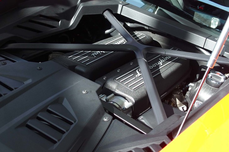 2016年10月にニュルブルクリンク北コースで量産車トップタイム（当時）をマークした「ペルフォルマンテ」譲りとなる最高出力640ps、最大トルク600Nmを誇る自然吸気V10エンジンをリアミドに搭載。