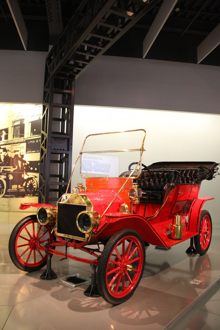 1909年「フォード・モデルTツーリング」。トヨタ博物館蔵。