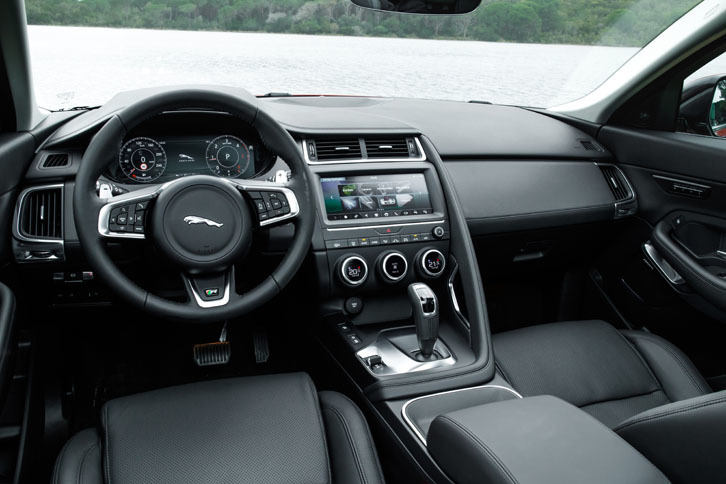 3スポークのステアリングホイールにセンターパネルの3連の空調スイッチ、そしてセンターコンソールの“グリップハンドル”と、インテリアはスポーツカー「Fタイプ」に対するオマージュに満ちている。