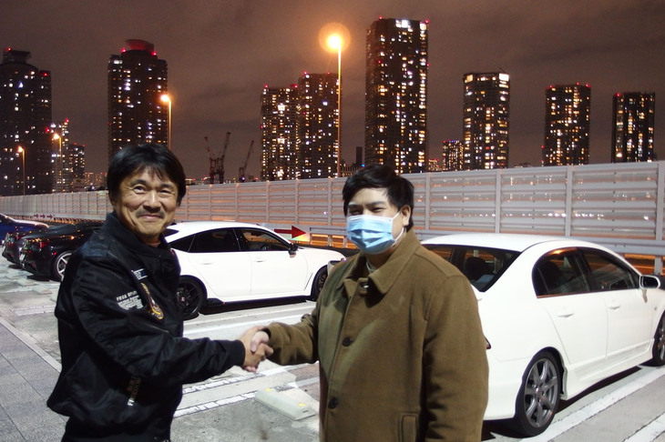 レンタカーの「シビック タイプR」で、初めて日本の道をドライブしたというアメリカの青年（写真右）。彼は「右ハンドルのMTや左側通行は苦戦しつつもなんとかなりましたが、日本語の標識や看板が読めなくて苦労しました。Google Mapだけが頼りです」と笑う。