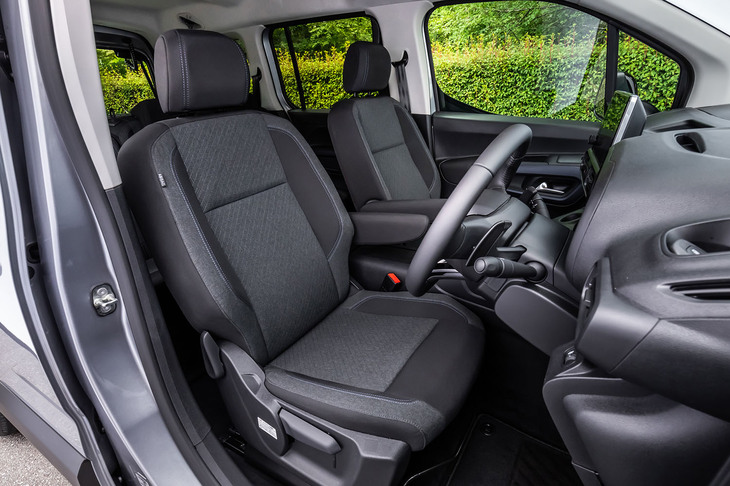 グレーとブラックのコンビネーションファブリックに、ホワイトとグレーのステッチが入るフロントシート。助手席の背もたれを前方に倒せば、2700mm程度の長尺物を積み込むことができる。