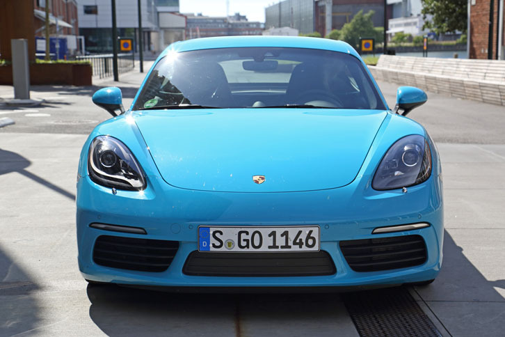 フロントバンパーのエアインテークが大型化され、表情がダイナミックになった。またバンパーの両端には細長いインジケーターライトが追加されている。